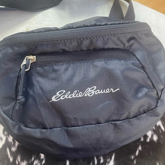 Eddie Bauer Stowaway Convertible Unisex Fanny Pack in Navy Blue - Picture 2 of 4